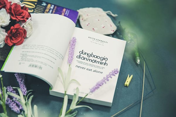 những cuốn sách hay về kinh doanh - never eat alone
